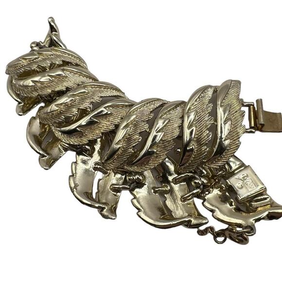 Vintage Coro Signed Gold Tone Leaf Bracelet Mob Wife 6.75" - Picture 3 of 6